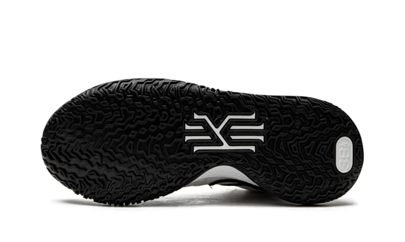 Nike Basketball Kyrie 4 Low TB